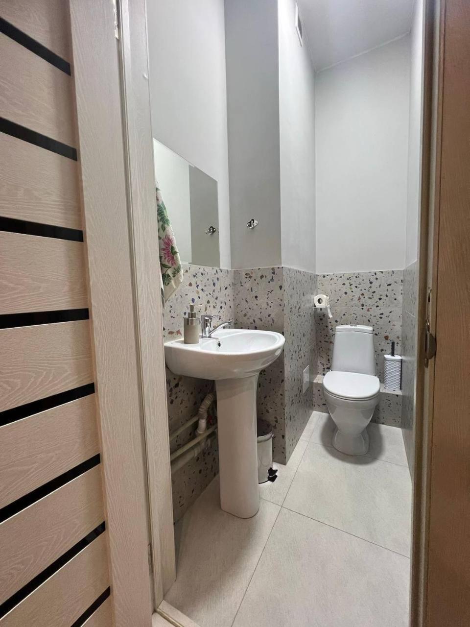 Рой Hostel Almaty Bagian luar foto